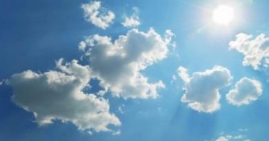 Светло плаво небо са расутим пахуљастим белим облацима, сунчано време док сунце сија у горњем десном углу, бацајући светлост и зраке кроз облаке. Дашци снега нежно светлуцају на северном поветарцу.