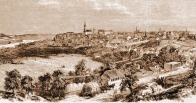 На данашњи дан: Сепија илустрација града из 19. века, са груписаним зградама, централним црквеним звоником, коњским запрегама у првом плану и валовитим брдима у позадини.