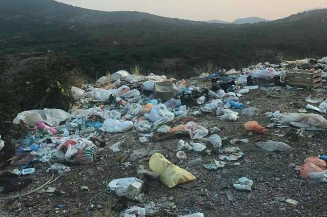 Na slici se nalazi smece.