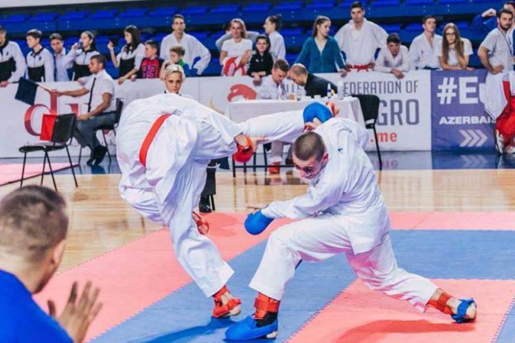 Na slici se nalaze karatisti koji se bore u katama