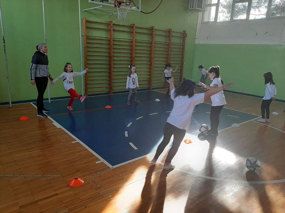 Održan čas fudbala za djevojčice u OŠ "Braća Ribar"