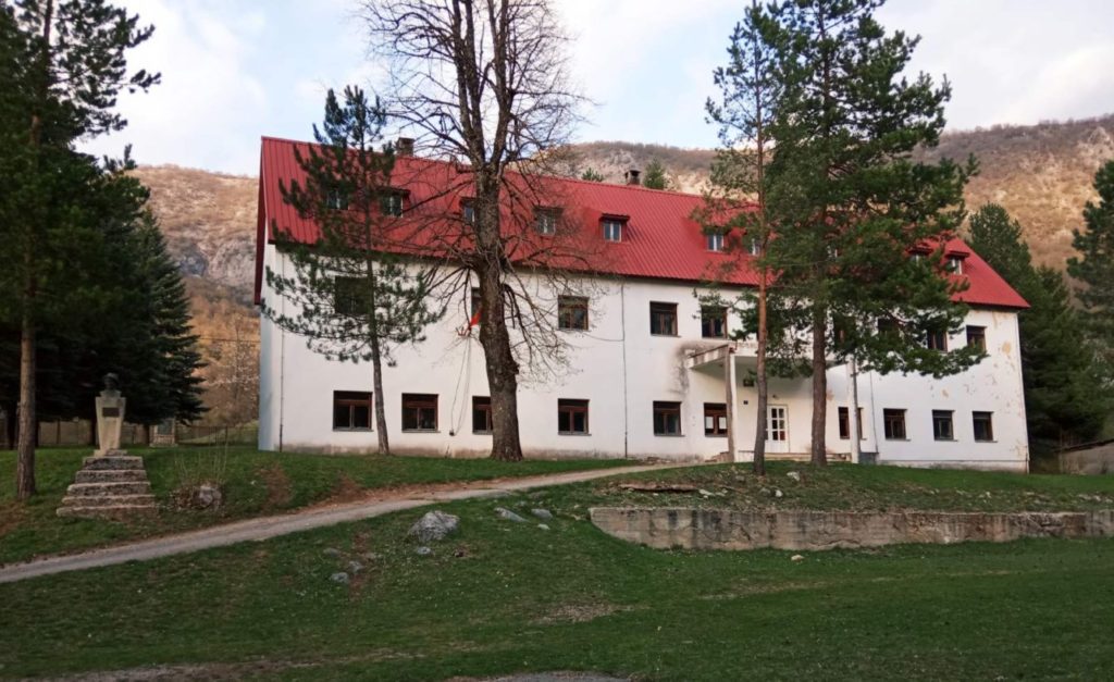 Bogdan Krtolica Šavnik, škola