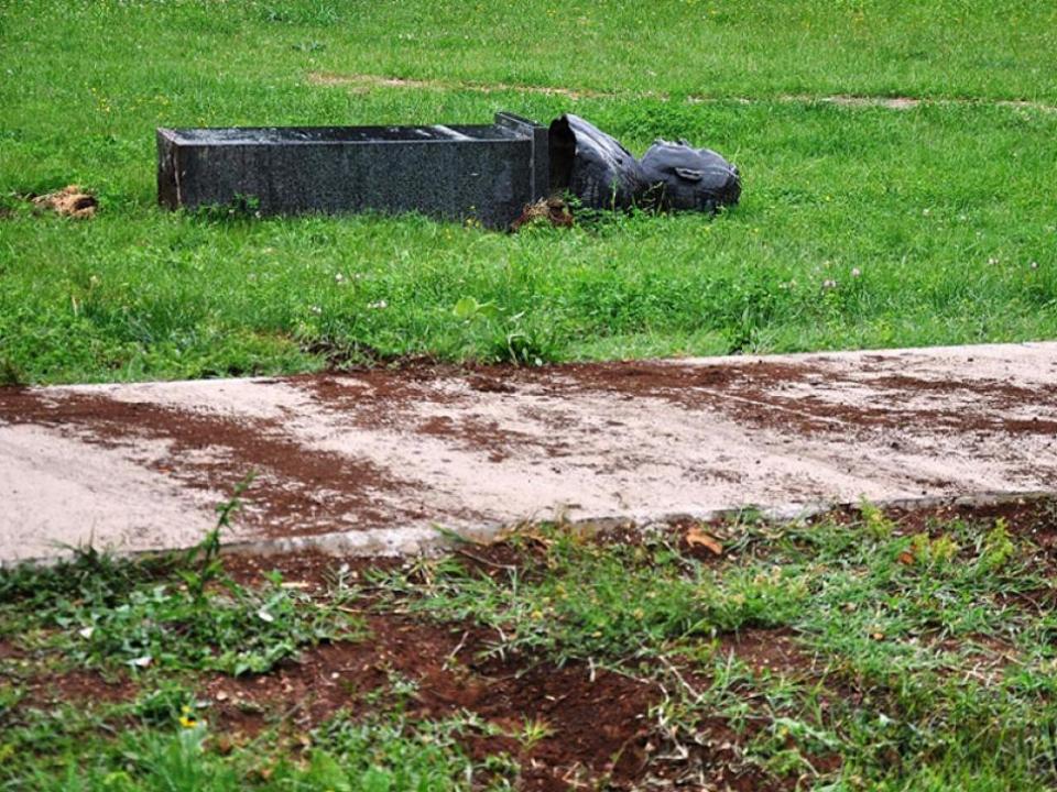 Sruseni_spomenik_Nikole_Kovacevica_u_dvoristu_Niksickog_pozorista