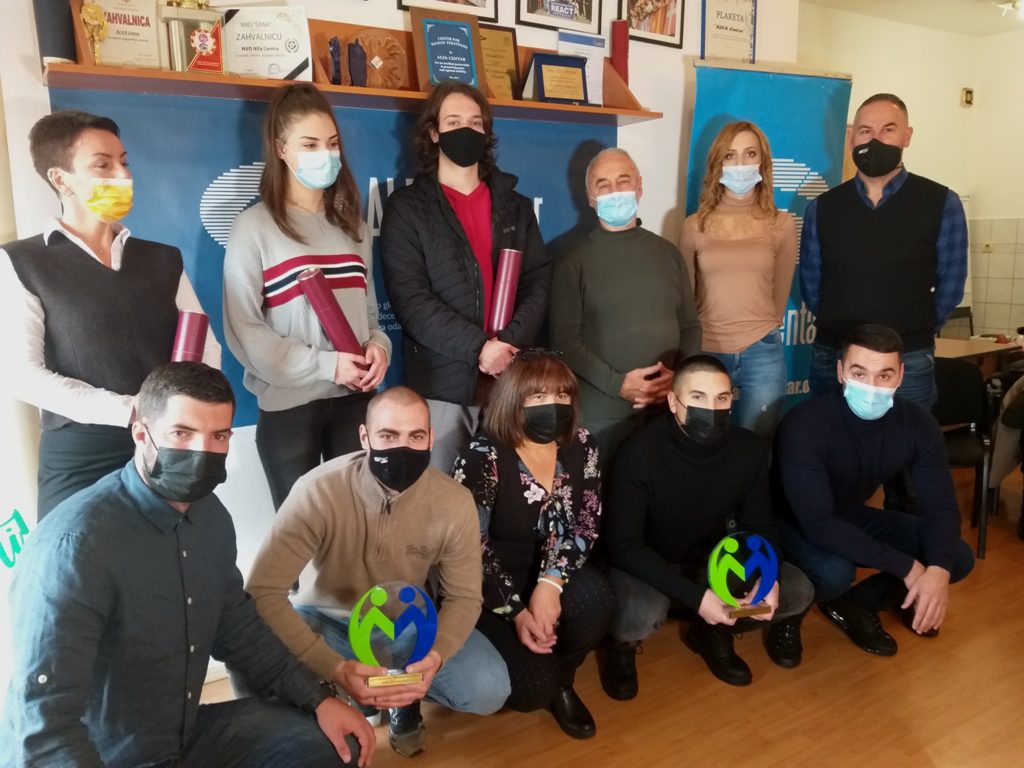 Nagradu su dobili volonter Luka Bijelović, u kategoriji pojedinaca, dok je u drugoj kategoriji nagrada dodjeljena DDK „FAP Mašina“. Nagrade su ustanovljene prošle godine, a pored pomenutih, dodijeljena su i tri specijalna priznanja za doprinos razvoju i promociji volonterizma u Nikšiću i to: volonterima OO Crvenog krsta Nikšić, NVU „Putevima predaka“ i članu Volonterskog kluba ALFA Centra Jovu Radoviću. Tokom trajanja konkursa pristiglo je 15 nominacija, 8 za kategoriju institucija i 7 za pojedinačnu.