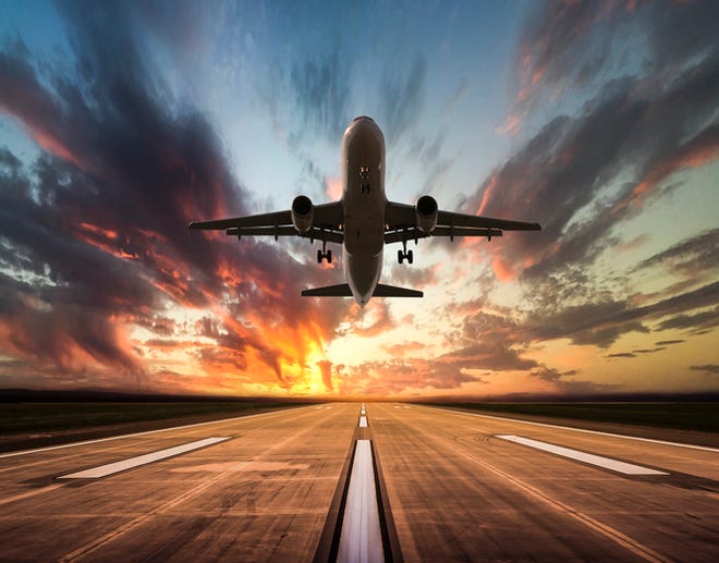 Objavljen konkurs za radnike nove avio-kompanije Ministarstvo finansija i socijalnog staranja pozvalo je sve zainteresovane koji imaju želju i viziju da doprinesu razvoju nove nacionalne avio-kompanije ToMontenegro, da do petka dostave svoje biografije na e-mail adresu 2montenegro@gov.me. Iz Ministarstva su naveli da je Vladu, od kada je objavljena odluka o osnivanju nove nacionalne avio-kompanije, kontaktirao veliki broj stručnjaka koji rade u Crnoj Gori i inostranstvu, sa željom da lično doprinesu njenom razvoju. “Imajući na umu važnost, kao i hitnost situacije, a vodeći se načelima jednakih šansi za sve, meritokratije i transparentnosti, Vlada je otvorena za temeljne razgovore sa svakim ko smatra da snagom svoje biografije i pratećom vizijom može doprinijeti uspostavljanju i razvoju kompanije ToMontenegro“, navodi se u saopštenju objavljenom na sajtu Ministarstva. Vlada će razmotriti biografije i propratna pisma svih zainteresovanih koji ispunjavaju određene kriterijume, između ostalih, da imaju iskustvo na rukovodećoj poziciji najmanje pet godina u avio-industriji, finansijama odnosno reviziji, prodaji ili marketingu, privrednom pravu ili sektoru turizma. Kriterijum je i visoko obrazovanje, odnosno osnovne studije, dok su magistarske studije dodatna prednost. "Uslov je i poznavanje engleskog jezika, minimum na nivou B2, dok je nivo C1/C2 dodatna prednost. Poznavanje još jednog stranog jezika i međunarodno radno iskustvo smatraće se dodatnom prednošću. Informacije o dodatnim postignućima i nagradama biće dodatno vrednovane“, navodi se u saopštenju. Razgovori sa potencijalnim kandidatima će se obavljati 25. i 26. januara. "Vlada će temeljno razmotriti sve relevantne predloge, primijeniti stroge kriterijume prilikom odabira potencijalnih kandidata i donijeti odluku na sjednici zakazanoj za 28. januar“, zaključuje se u saopštenju.