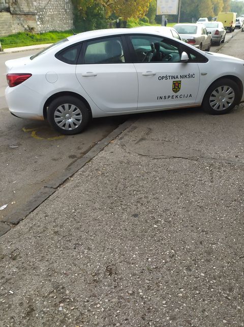 Čitaoci šalju: I Komunalna policija se parkira nepropisno