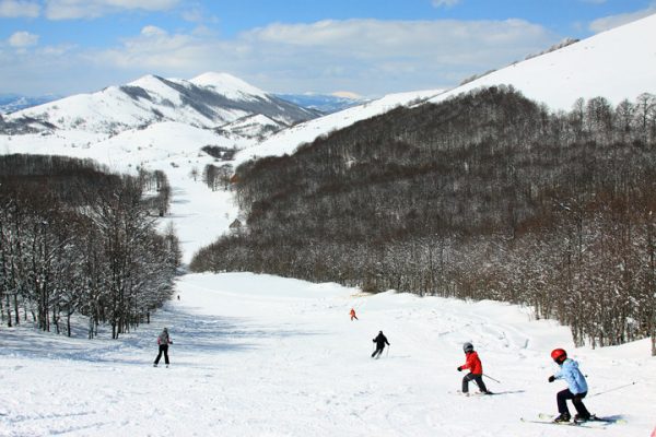 Svi ljubitelji se nadaju snijegu i da će moći da se dobro zabave,ali kako u našoj zemlji snijega nema par godina unazad naši sugrađani često idu van zemlje. Pitali smo ih šta planiraju u vrijeme pandemije? Željko vozi snowbord i ima licencu za obuku. “Idem tamo gdje znam da ima dosta snijega, Francusku najviše pamtim i odlične su staze bile. Išao sam sa bratom i par drugova. Ove godine za sad nemam ništa u planu, vdjećemo ako ovdje bude snijega iskoristićemo ga”, rekao je on. Saša takođe ide na zimovanje van Crne Gore, ali za sad nema u planu ništa. “Alpi su super, ali ove godine je manje para i korona je aktuelna pa ćemo biti tu. Vučje je zanimljivo, čak smo jedne godine ostali zavijeni. Vjetar I nameti su blokirali put, dva dana je to trajalo, ali hotel je bio baš blizu, a to mi je ostalo u sjećanju kao super doživljaj”, prisjetio se on. Miloš je boravio u Americi, sa tadašnjom djevojkom sadšanjom suprugom super im je bilo, li ove godine imaju bebu pa neće ići na zimovanje. “Ako odemo negdje to će biti Kolašin ili Žabljak, posao, korona, beba. Ove godine ne pravimo planove duže od nedelju dana”, rekao je on. Marko i Dragana ne skijaju, ali vole snijeg I zimsku idilu. “Nama je dosta da odemo do Vučja i da se isankamo malo. I da se grudvamo naravno, a ako u gradu pane snijeg obavezne su duge šetnje”, našalili su se oni. Nina živi za zimski odmor I skijanje. “Obožavam da skijam. I ja I brat svake godine idemo sa tekom svake zime, a za vikend bar Vučje. Sve pare potrošim za opremu i odjeću za skijanje. I još mi kupuju. Bansko, Žabljak, Jahorina, ne biram smao da ima snijega”, rekla je ona. Aleksandar voli “divljinu”. “Do sad sam svake godine išao na Hajlu. Odlična je organizacija, društvo ma sve. I uveče možemo da skijamo. Cijena i više nego povoljna a smjestimo se u domu”, kazao je on. Gitara, malo vatre i snijeg. To je sve što našim sugrađanima treba za zimu. Stari kažu da snijeg najbolje ubije viruse i bakterije. Pa ove godine I oni koji ne vole snijeg ga priželjkuju neće li i ovaj virus ubiti.