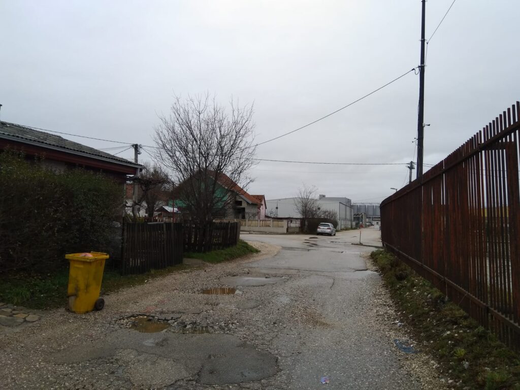 Rupe na ulicama u Bistričkom naselju problem bez rešenja