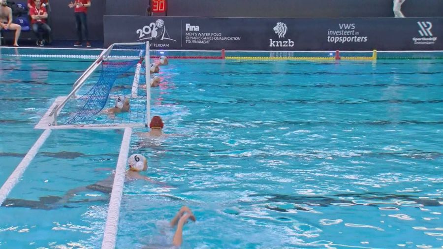 Vaterpolisti Crne Gore savladali su Gruziju 11:9, na kvalifikacionom turniru za Olimpijske igre u Roterdamu i tako ovjerili prvo mjesto u grupi. "Ajkule" će u četvrtfinalu igrati sa boljim iz današnjeg duela Francuske i Rumunije. "Ajkule" su sa puno oscilacija odigrale uvodnu dionicu. Gubile su 1:0, pa preokrenule 3:1, da bi Gruzija do kraja tog dijela igre izjednačila 3:3. Serijom 3:0 u drugoj četvrtini, Crna Gora je otišla na činilo se sigurnih 6:3 (pogodili Popadić, Ivović i Radović), ali je Gruzija tokom treće četvrtine prišla na minus jedan 6:5. Prazan hod u napadu, koji je trajao gotovo šest minuta, prekinuo je Matković, pa je Crna Gora uoči posljednje četvrtine imala dva gola prednosti 7:5. Ivović je iz peterca, na startu četvrte četvrtine, drugi put donio plus tri, a potom su Spaić i Vidović zapečatili sudbinu Gruzije 10:5... Naša selekcija je nako toga "smanjila gas", što je Gruzija iskoristila da ublaži poraz. Crnogorsku selekciju do pobjede vodili su Aleksandar Ivović, Dušan Matković i Stefan Vidović sa po dva, dok su po gol postigli Miroslav Perković, Marko Petković, Vlado Popadić, Vladan Spaić i Vasilije Radović. U selekciji Gruzije dvostruki strijelci bili su Boris Vapenski i Giorgi Magrakvelidze. Izvor: RTCG