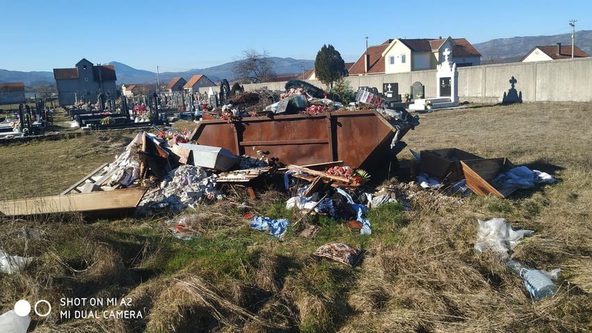 smece na groblju u kocanama