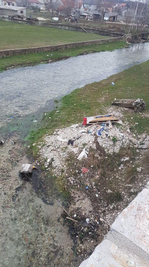 Čitaoci šalju: Otpad na mostu na Duklu