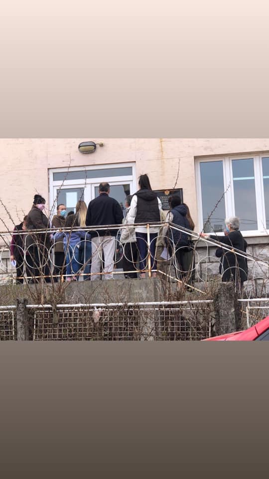 Čitaoci šalju: Nepoštovanje socijalne distance ispred MUP-a