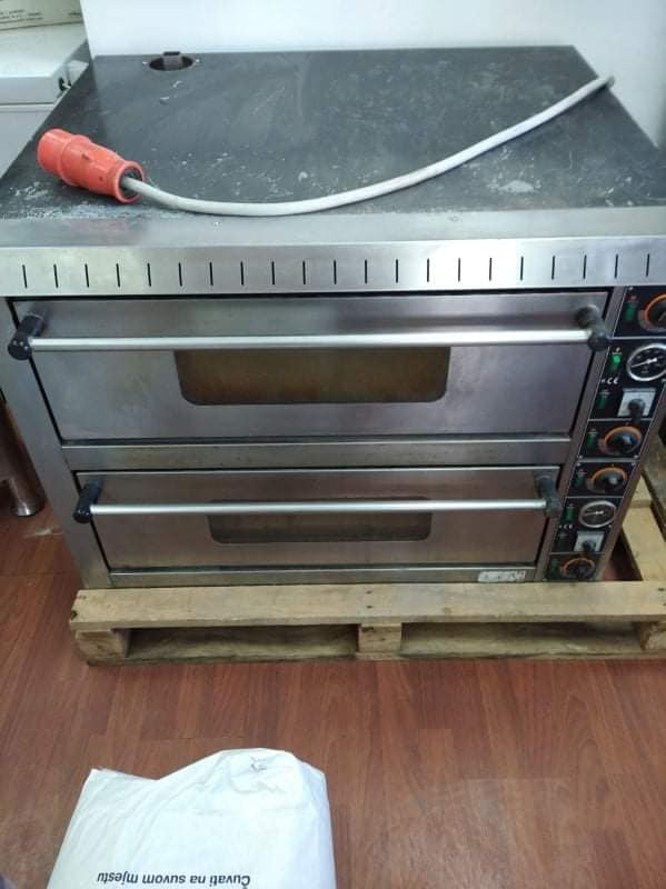 Još jedna vrijedna donacija Narodnoj kuhinji Narodnoj kuhinji u Nikšiću stigla je još jedna vrijedna donacija. "Humanitarna organizacija Srbi za Srbe donirala je za potrebe naše kuhinje dvoetažnu peć i gulilicu za krompir. Obzirom na povećan broj korisnika zbog pandemije korona virusa ova donacija će u bitnom olakšati posao našim volonterima. Ovom donacijom i saradnjom smo još jednom pokazali da u vremenu kada slušamo samo o koroni i politici postoje i ljudi i organizacije čija je jedina misija pomoći čovjeku u nevolji. Zahvaljujemo se ovoj organizaciji na donaciji i želimo im uspješno djelovanje u svojim daljim misijama", kazala je Konstantina Vojinović, direktorica Narodne kuhinje.