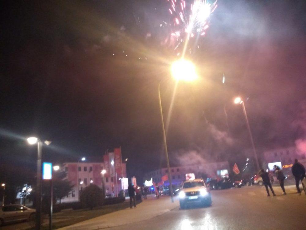 U Nikšiću mirno veče, osim što po gradu ide auto kolona "patriota". Lijepo veče, pa sugrađni u šetnji. Djeca uživaju vozeći trotinete, skejtove, bicikla... Igrališta su puna, sve nam govori da je proljeće i lijepo vrijeme blizu. Ostajte nam zdrao i uz nas!