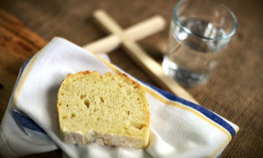 Vaskršnji (Veliki časni)post spada u pokretne postove i najstrožiji je post pravoslavne crkve. Vaskršnji post počeo je 15. marta, a trajaće do 1. maja. U vrijeme ovog posta uzdržava se od mesa, jaja, sira, mlijeka, dakle hrane sa životinjskim masnoćama. Vino i ulje dozvoljeni su samo subotom i nedeljom i na dan Sv. Četrdesetorice mučenika(Mladenci), dok se riba može koristiti samo na Blagovjesti i Cvijeti. Svim ostalim danima se “na vodi”, a pogotovo strogo srijedom i petkom. Sedmični danima osim srijede i petka mogu se na ulju, ali posebnim blagoslovom duhovnika ili parohijskog sveštenika. Prva tri dana nedelje Velikog posta od starine se poste posebno strogo. Isto i posljednja nedelja posta koja se posti “na vodi” osim Velikog Četvrtka na koji postimo na ulju i vinu. Na Veliki Petak se uzdržava od jela i pića sve do iznošenja plaštenice, do tri sata popodne, posle čega se uzima obrok “na vodi”.Strogo se posti i Velika Subota kao jedina posna subota u toku godine.