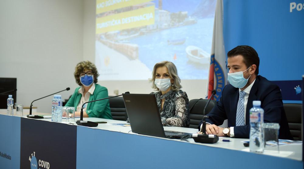 Vakcinisani turistički radnici nosiće bedževe Svi turistički radnici koji su vakcinisani imaće bedž na kojem će pisati „Vakcinisao sam se. A ti?“ čime će se sugerisati onima koji nisu vakcinisani da to učine, znaćemo broj ljudi koji je imunizovan, a takođe će turistima ulivati sigurnost, znajući da su u kontaktu sa vakcinisanom osobom, najavila je ministarka zdravlja Jelena Borovinić-Bojović. Kako je saopšteno iz Ministarstva ekonomskog razvoja, ona je juče sa ministrom ekonomskog razvoja Jakovom Milatovićem u Institutu za javno zdravlje prezentovala zdravstveni protokol predstavnicima turističke privrede, Unije poslodavaca i Privredne komore. Ministarka je istakla da su razgovor i česti sastanci sa predstavnicima poslovne zajednice, kao i njihove sugestije, pomogle u kreiranju zdravstvenih protokola i pozvala da se svi zarad uspješne turističke sezone pridržavaju mjera navedennih u protokolu. Kao važnu stavku istakla je besplatno liječenje turista u slučaju obolijevanja od Covd 19, kao i besplatni PCR test za povratak turista u matičnu zemlju. “Preporučujemo da se svi zaposleni u turizmu vakcinišu jer je to izuzetno važno za bezbjednost i turista i samih zaposlenih”, kazala je Borovinić-Bojović. Ministarka je pozvala predstavnike turističke privrede da u duhu društvene odgovornosti ali i dužnosti struke, utiču na zaposlene da se vakcinišu jer na taj način štite sebe, svoju porodicu ali i turiste. Dodatno je objasnila način sankcionisanja i odgovornosti nenošenja maski gostiju i zaposlenih u turističkim objektima. “Ukoliko gost odbije da nosi masku prilikom posjete restoranu kompletna odgovornost je na njemu, a odgovornost ugostitelja je isključivo vezana za nepoštovanje mjera od strane zaposlenih u tom objektu”, zaključila je ministarka. Milatović je najavio osnivanje koordinacionog tima, kao i adekvatno zbrinjavanje zaraženih gostiju. “Zdravstveni protokoli garantuju da će svim turistima koji se razbole u Crnoj Gori biti omogućeno besplatno liječenje u našem zdravstvenom sistemu, a svim turistima je obezbijeđen besplatni PCR test za povratak u matičnu zemlju. Iskoristio bih priliku da najavim formiranje koordinacionog tijela za praćenje realizacije turističke sezone, gdje ćemo ministarka zdravlja i ja u saradnji sa svim ostalim državnim organima i institucijama koji su zaduženi za sve aspekte neophodne da sezona prođe u najboljem mogućem redu“, kazao je Milatović. On je ukazao na sve bolju epidemiološku situaciju u zemlji, kao i na dobar trend imunizacije građana i podsjetio na pozive koje je Ministarstvo uputilo privrednim subjektima u turizmu i ugostiteljstvu, a koji se odnose na vakcinaciju u okviru prioritetne grupe i donaciju besplatne zaštitne medicinske opreme. Iz Ministarstva su kazali da su predstavnici turističke privrede pohvalili poteze koje je Vlada Crne Gore preduzela tokom praznika i istakli da su zadovoljni brojem posjeta od početka maja. Ove nedjelje se formiraju timovi za PCR testiranje i svaki grad će imati svoj tim, a ugostitelji su dužni da obezbijede kontakt osobu koja će biti u stalnoj komunikaciji sa najbližom epidemiloškom službom. “Turistički poslenici pohvalili su protokole i procedure koje su predviđene za rad u ugostiteljskim objektima i kazali da spremni očekuju nove goste”, naglašavaju u tom resoru. Ranije juče Nacionalna asocijacija turističkih agencija Srbije na sastanku sa predstavnicima Ministarstva ekonomskog razvoja pohvalila je napore Vlade Crne Gore u cilju privlačenja što većeg broja turista. Predloženo je uvođenje čarter letova na liniji Podgorica-Beograd. Predstavnici Yute su pozitivno ocijenili potez otvaranja granica i formiranja Koordinacionog tijela. “Za dolazak u Crnu Goru potrebna je samo dobra volja”, poručili su iz te asocijacije. Dogovoren je nastavak sastanaka sljedeće nedjelje u Beogradu.