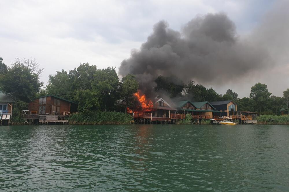 požar, Ada, kućice