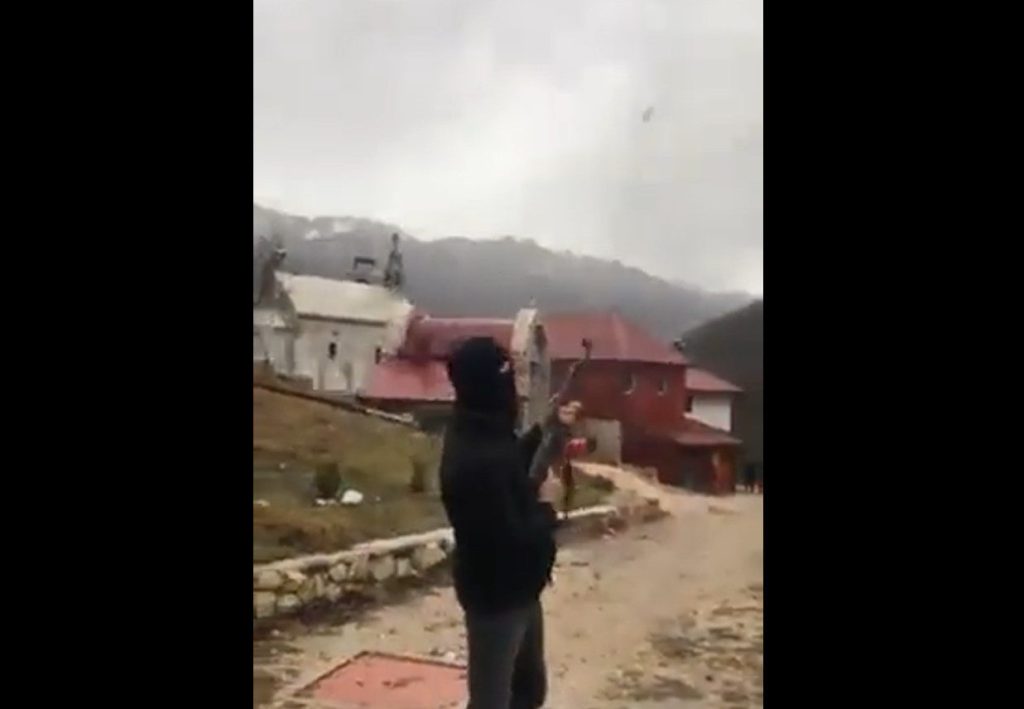 maskirano lice automatska puska