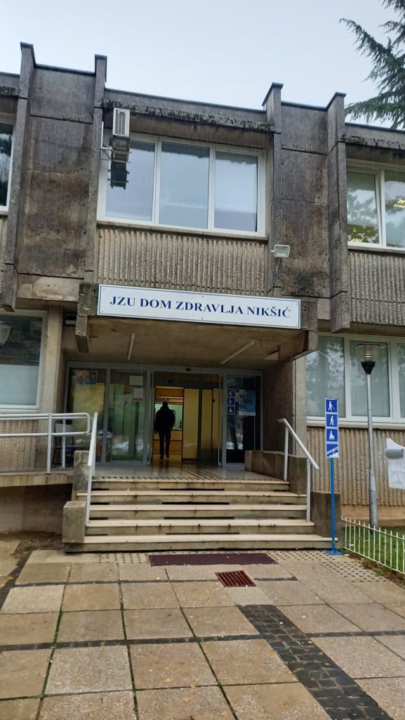 Na slici se nalazi Dom zdravlja Nikšić