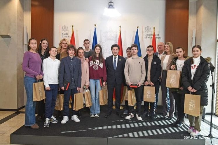 Pobjednici kviza u posjetu Vladi CG
