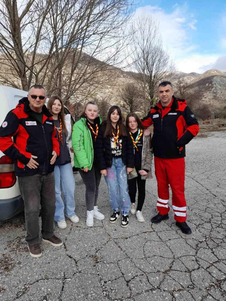 na slici su izvidjaci i clanovi crvenog krsta