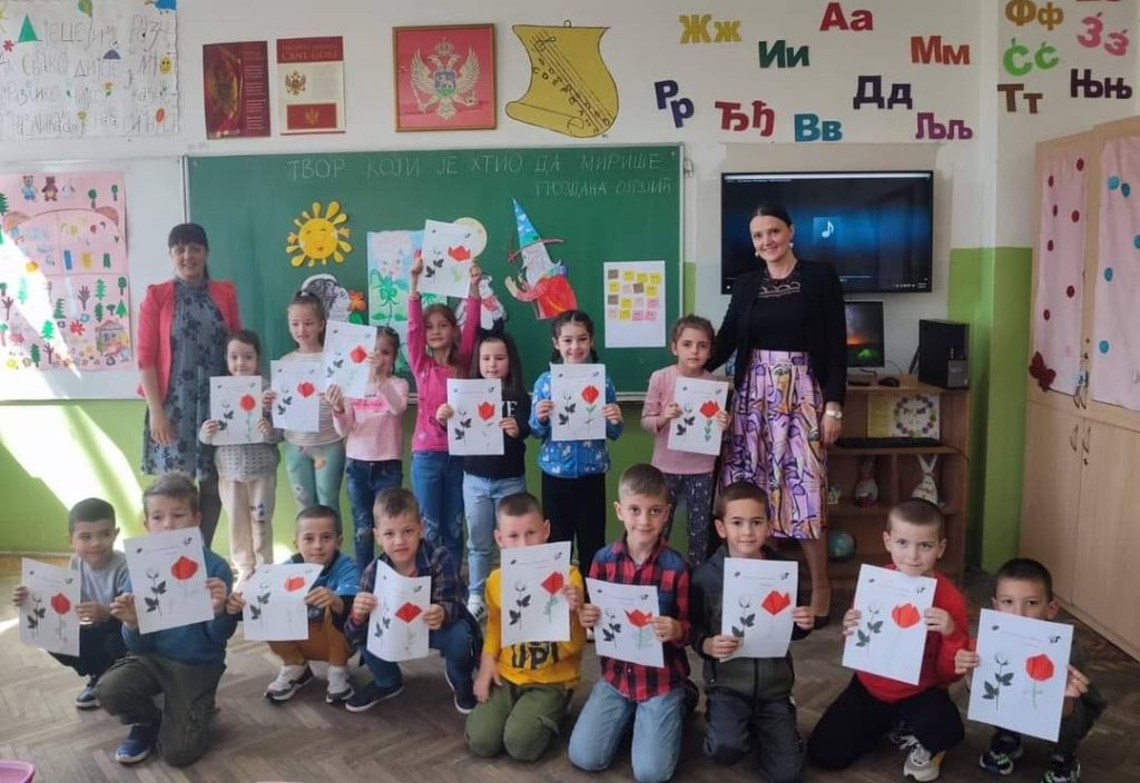 na slici su ucenici skole braca ribar na javnom casu