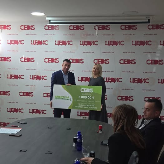 Energija podvučeno zelenom