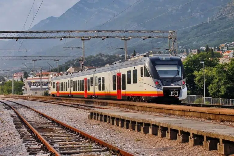 voz-zeljeznicki-prevoz-cg-768x512.jpg