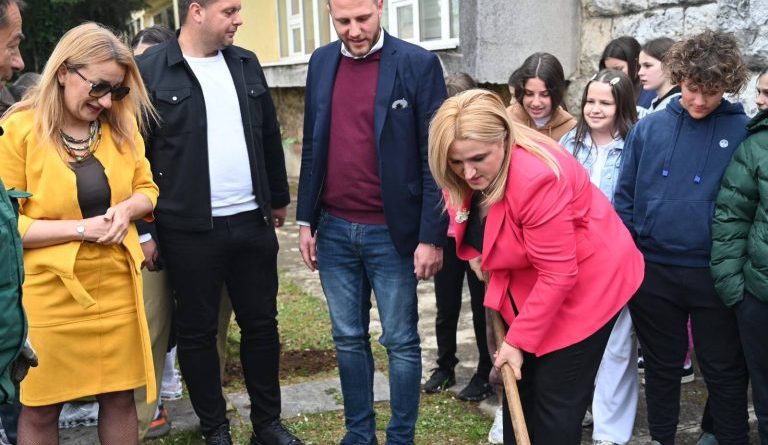 Milica Lalatović Žižić Dan planete zemlje osnovne škole sadnja drveća