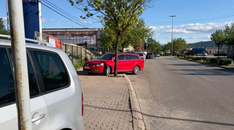 Čitaoci šalju, Nikšić, Okov Nikšić, bahato parkiranje, trotoar, nepropisno parkiranje, bulevar Nikšić