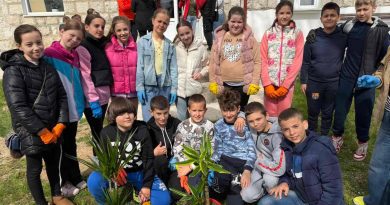 Dan planete Zemlje učenici uređuju dvorište Ivan Vušović