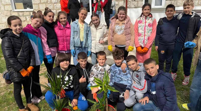 Dan planete Zemlje učenici uređuju dvorište Ivan Vušović