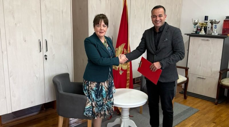 direktor Gimnazije Stojan Cerović Nikšić Dragan Mijušković primopredaja dužnosti