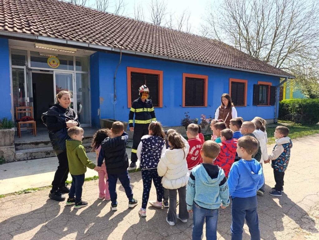 djeca iz vrtića Palčica posjeta vatrogasci aeroklub Nikšić edukacija