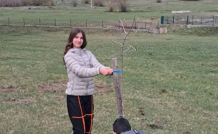 dan planete zemlje os janko bjelica ucenici ekologija skolsko dvoriste ciscenje dvorista ucenici ekoloske aktivnosti skola