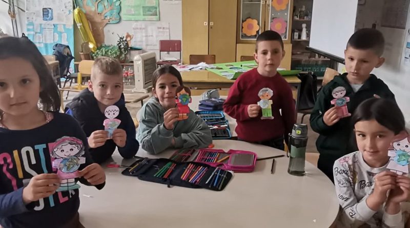 djeca crtaju planetu zemlju skola ekoloske aktivnosti prvi razred slagalice priroda ucenici dan planete zemlje djeca