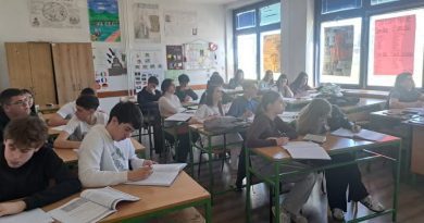 ogledni cas ucenici skola nastava jezik interaktivno ucenici diskusija cas profesor predavanje skola