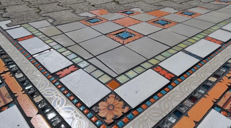 ememem mozaik ulica street art niksic pukotine asfalt umjetnost dom revolucije staklo