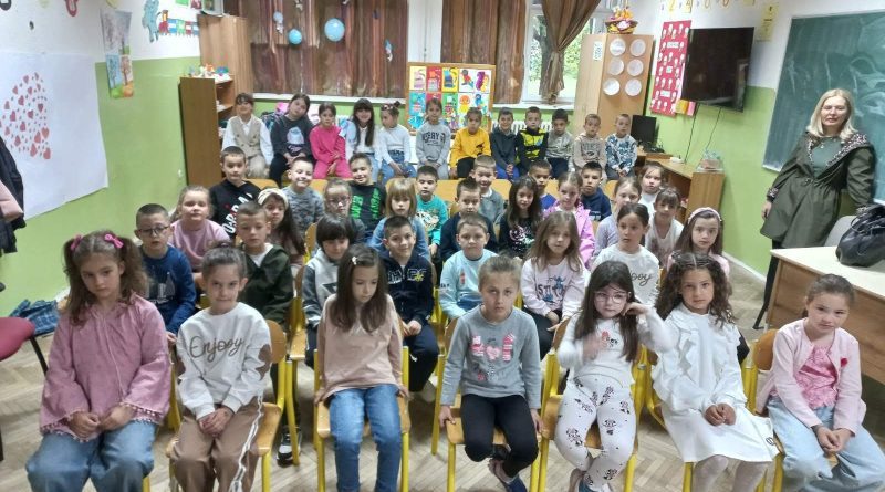 OŠ Braća Ribar, lutkarska predstava škola, Kad se male ruke slože, Dramsko udruženje Istok, obrazovanje Nikšić, poštovanje različitosti djeca, školske aktivnosti
