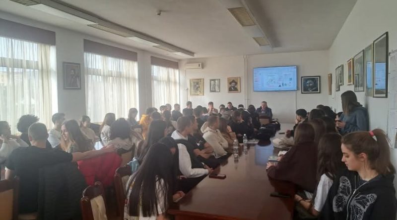 bezbjednost u saobraćaju, pravila saobraćaja, edukacija učenika, odgovorno ponašanje u saobraćaju, saobraćajna kultura, Gimnazija Stojan Cerović, predavanje o saobraćaju, sigurnost na putu