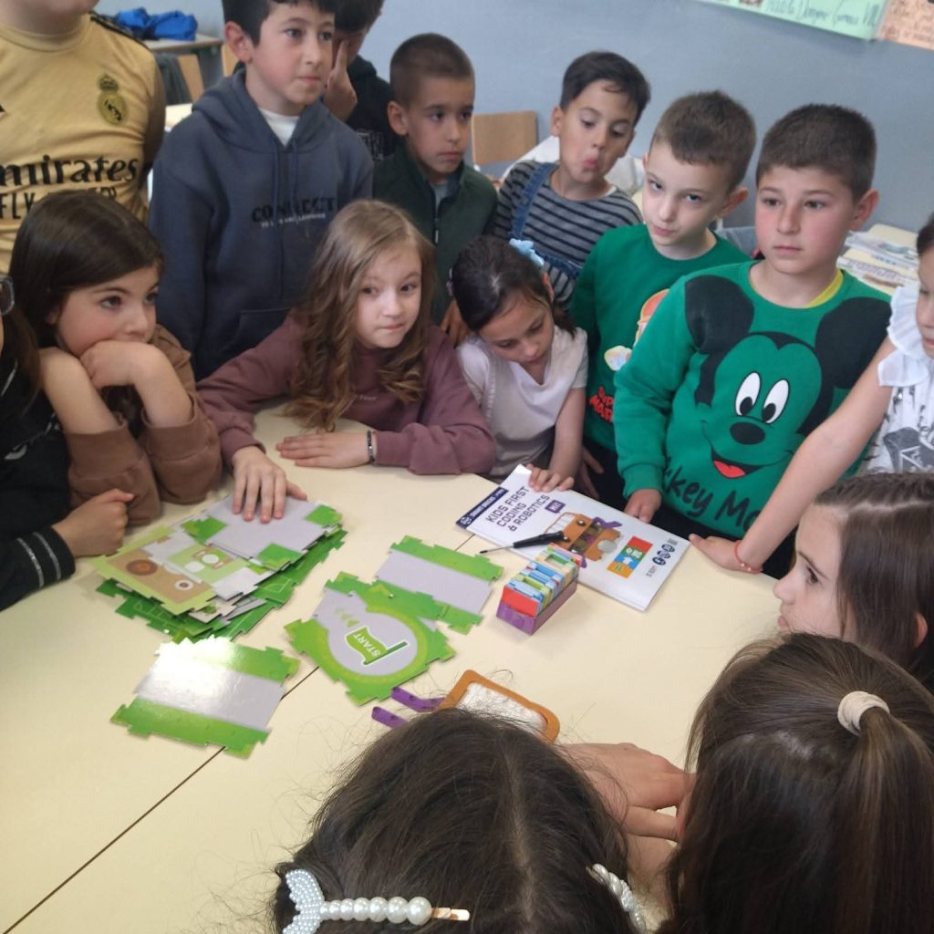 robotika za djecu, radionica za učenike, tehničke vještine, kreativnost djece, OŠ Ivan Vušović, edukacija najmlađih, STEM obrazovanje, školske aktivnosti