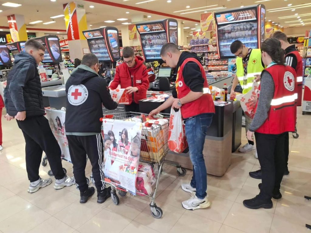 Crveni krst Nikšić, humanitarna akcija Nikšić, sabirna akcija Crveni krst, donacije Nikšić, Izviđački odred Skitač, humanost Crna Gora, volonteri Nikšić, pomoć ugroženima