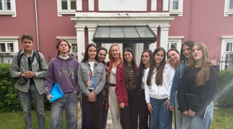 Učenice Muzičke škole "Dara Čokorilo" tokom seminara solo pjevanja na Muzičkoj akademiji na Cetinju.