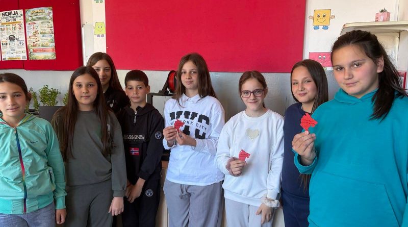 Učenici OŠ "Radoje Čizmović" izrađuju magnete od recikliranog materijala povodom Dana nezavisnosti Crne Gore