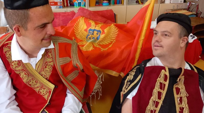 Dan nezavisnosti obilježen u Igračkoteci kroz tradiciju i zajedništvo Igračkoteka Nikšić, Dan nezavisnosti, Crna Gora, narodna nošnja, tradicija, inkluzija, zajedništvo, Nikšić, djeca, kultura