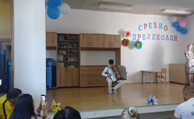Emotivna priredba za ispraćaj predškolaca u VJ “Proljeće” VJ Proljeće, ispraćaj predškolaca, priredba za predškolce, budući prvaci, Vasilije Nikolić harmonika, vrtićka priredba, predškolsko obrazovanje, dječija priredba Nikšić