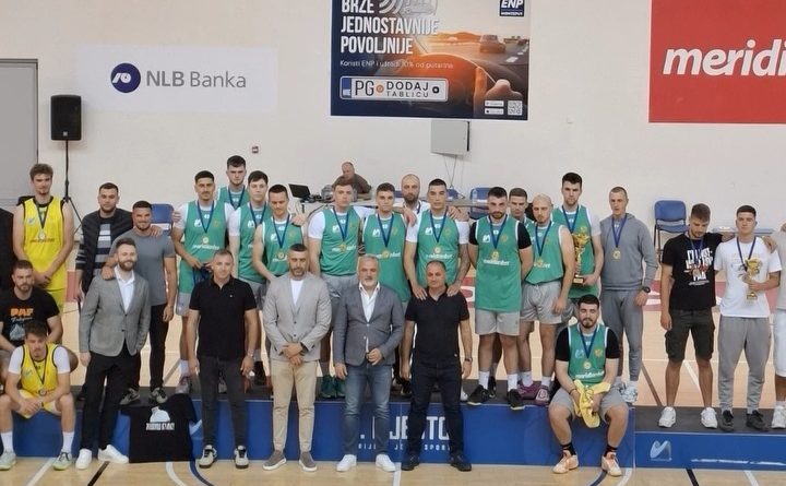 Košarkaši Fakulteta za sport i fizičko vaspitanje sa peharom Studentske lige Crne Gore