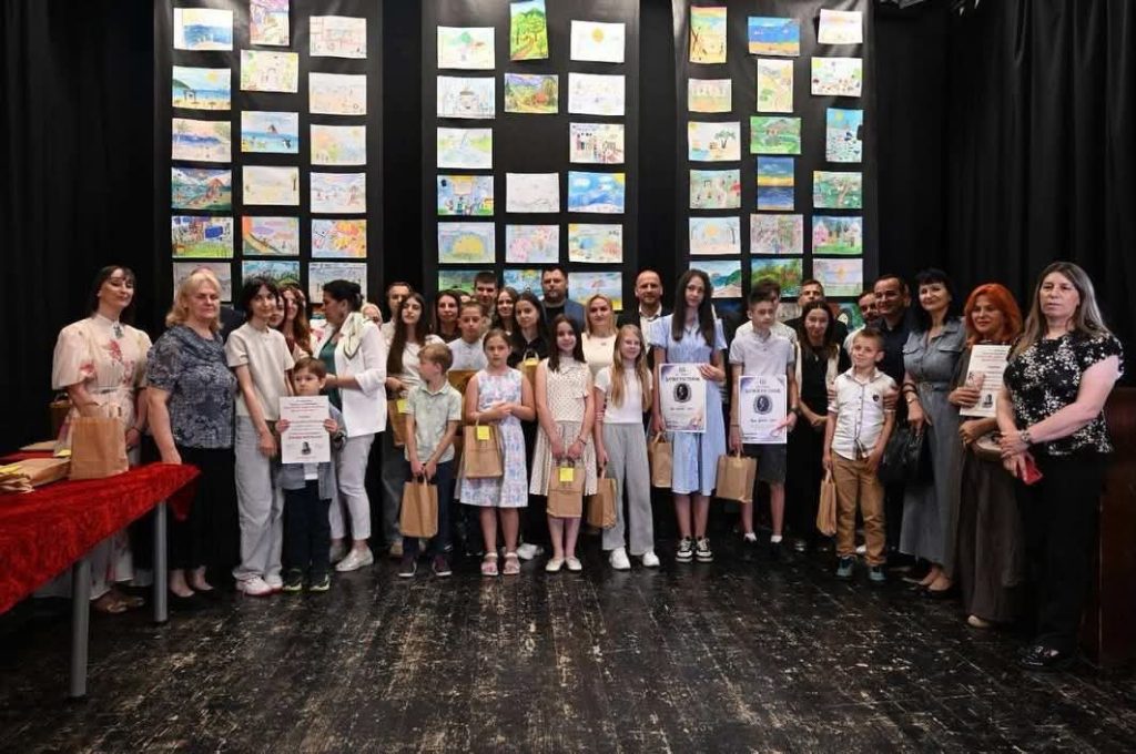 Nagrađeni korisnici Igračkoteke Nikšić na festivalu "Đački rastanak" – Milica Leković i Radoje Radunović.