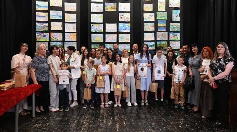 Veliki uspjeh korisnika Igračkoteke na festivalu “Đački rastanak” Nagrađeni korisnici Igračkoteke Nikšić na festivalu "Đački rastanak" – Milica Leković i Radoje Radunović.