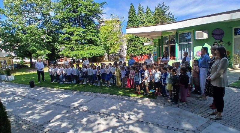 Djeca iz VJ “Kosovka djevojka” i “Radost” odala počast Draganu Kovačeviću Djeca iz VJ “Kosovka djevojka” i “Radost” odala počast Draganu Kovačeviću
